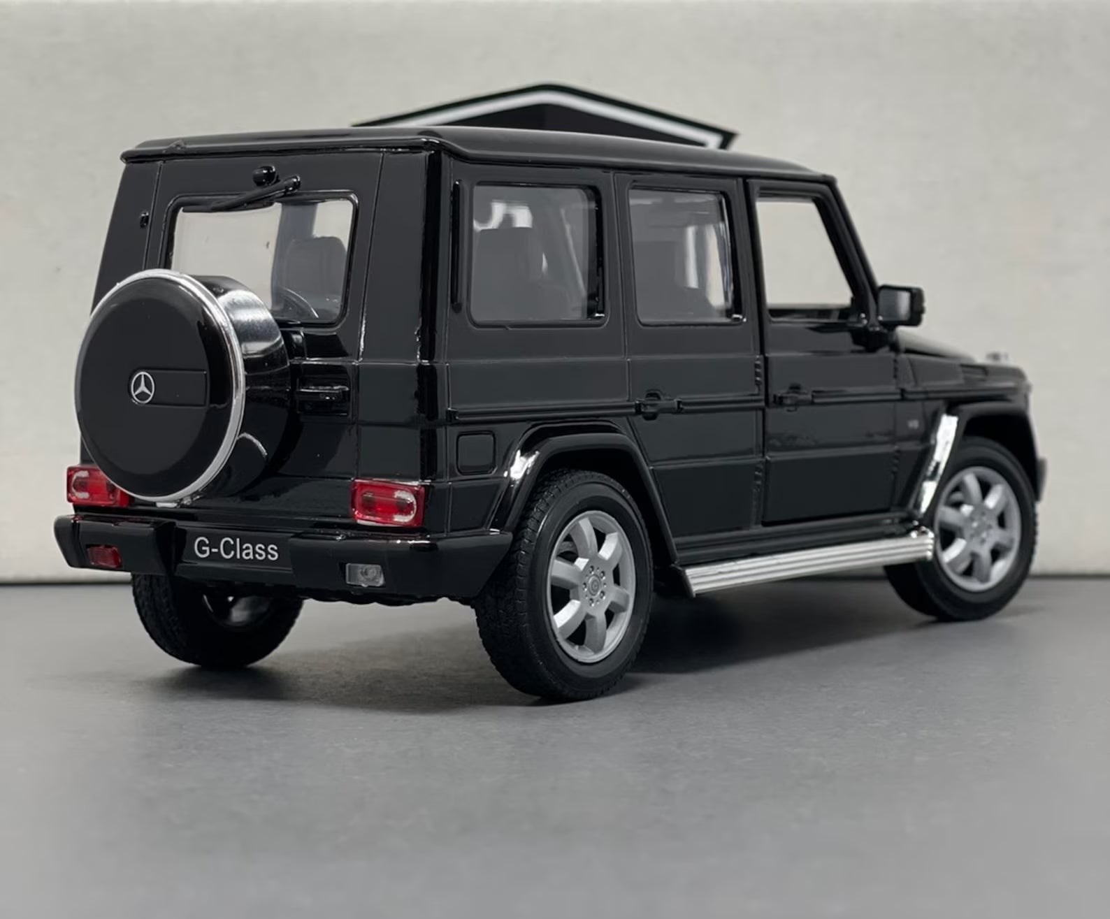 Mercedes-Benz G 500 Welly 1:24 Diecast Model – Black Luxury SUV Collectible